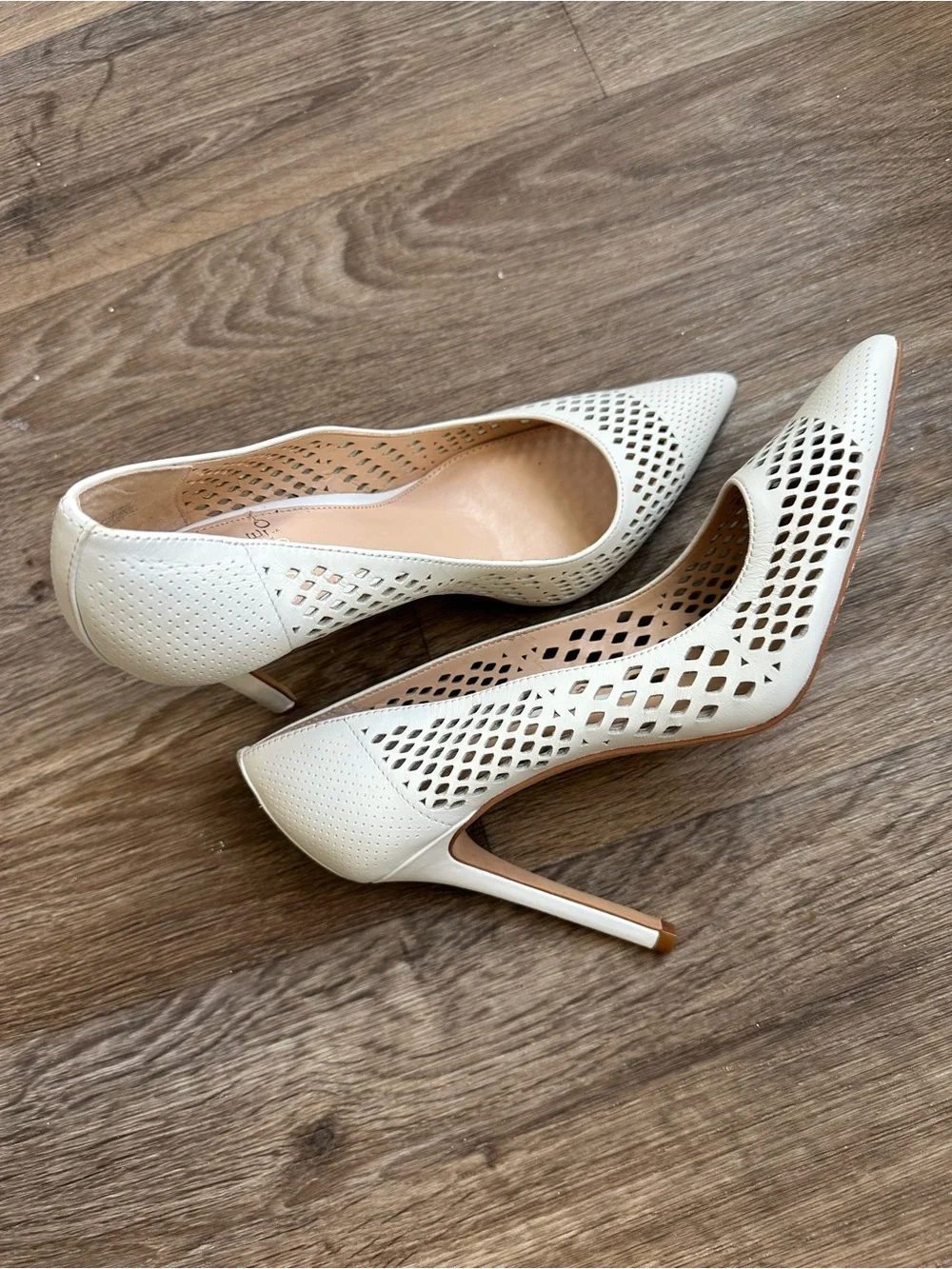 Vince Camuto Nico Perforated Pointed Toe Heels Picket Fence Ivory White Size 9.5